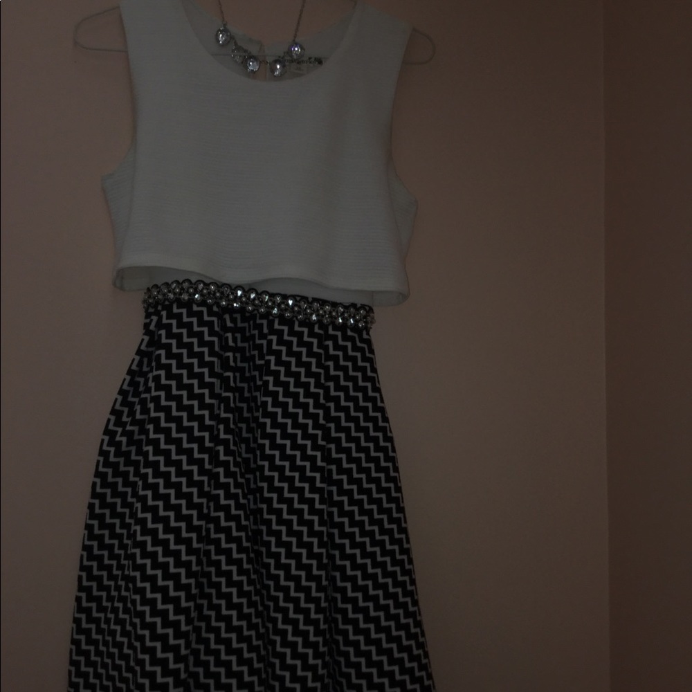 white dress with black chevron pattern 🖤